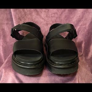 VOSS WOMEN'S LEATHER STRAP SANDALS